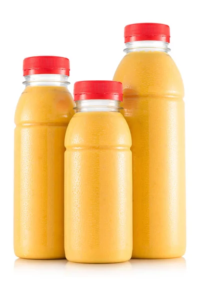 Манго, персиковый и ананасовый смузи в трех размерах пластиковой бутылки — стоковое фото