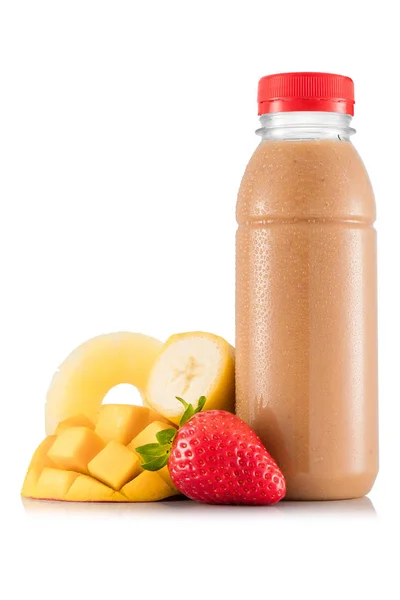 Banán, mangó, eper és ananász smoothie műanyag palackban — Stock Fotó