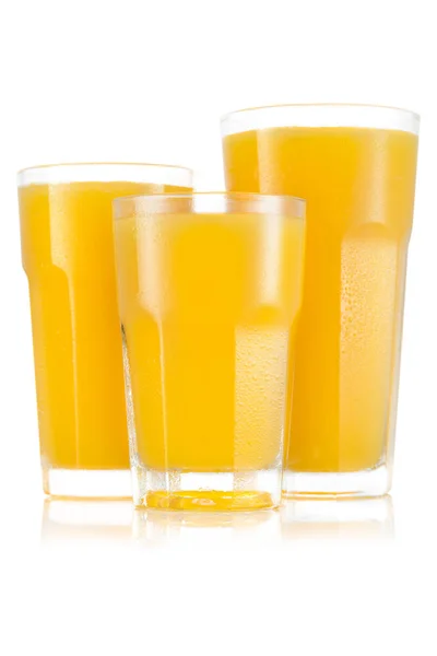 Apelsin, ananasjuice i tre storleken av glas — Stockfoto