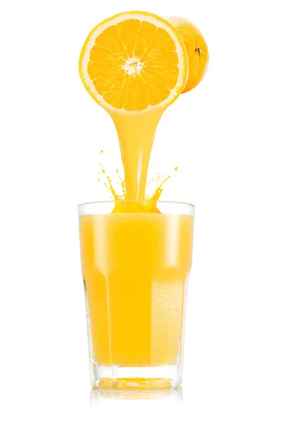 Апельсиновый сок из фруктов в стекло — стоковое фото