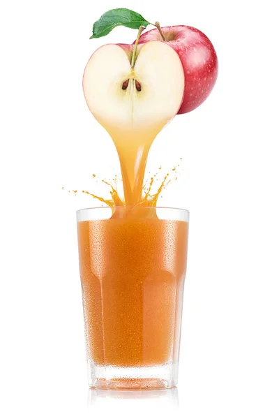 Яблочный сок выливается из фруктов в стекло — стоковое фото