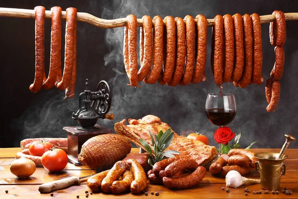 Kraju tabela z mięsa, wina i dymu — Zdjęcie stockowe