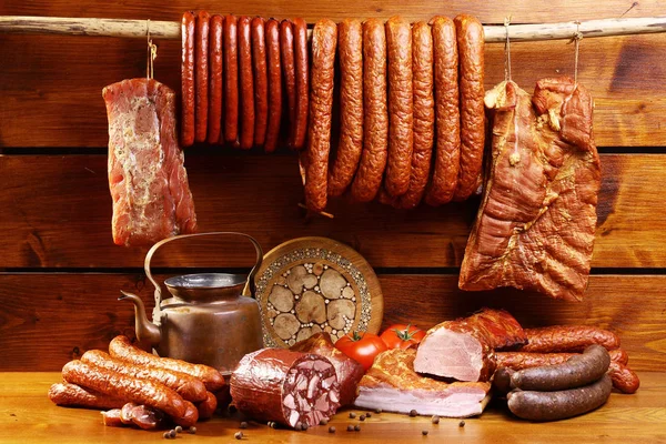 Mesa de campo com salsicha e presunto — Fotografia de Stock