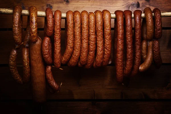 Saucisse pendue sur fond en bois — Photo