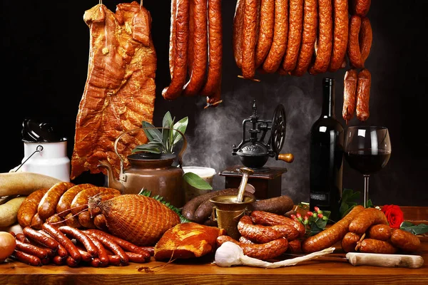 Mesa de campo com carne, vinho e fumo — Fotografia de Stock