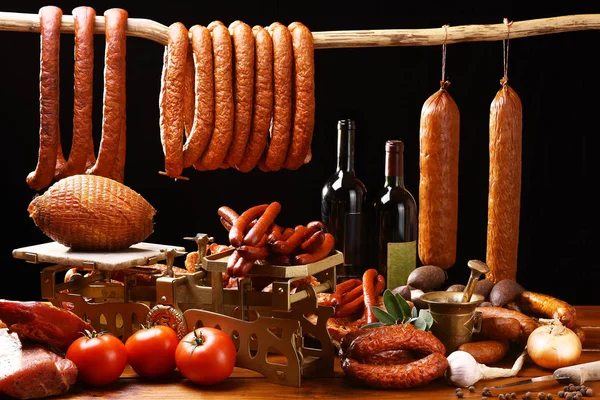 Mesa de campo com carne e vinho sobre fundo preto — Fotografia de Stock