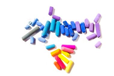 Beyaz arka plan üzerinde izole pastel boya kalemi