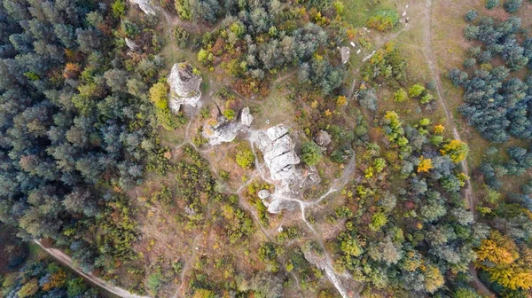Bosque y rocas en otoño vista aérea de drones — Foto de Stock