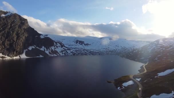 Aereo Drone Vista Strada Montagna Sul Lago Norvegia Viaggio Scandinavo — Video Stock