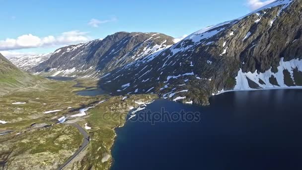 Luchtfoto Drone Weergave Bergweg Aan Het Meer Noorwegen Scandinavische Reis — Stockvideo