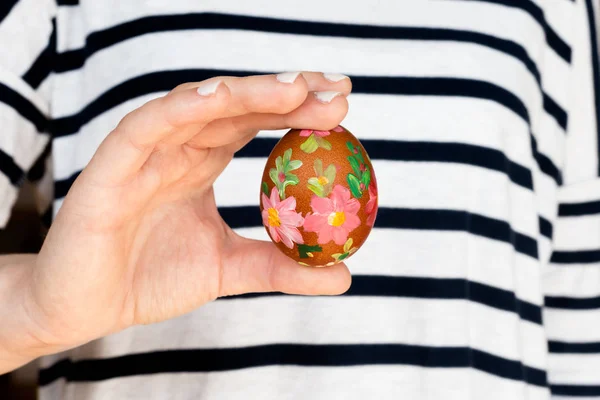 Close Young Woman Holding Colorful Painted Easter Egg — Stock Photo, Image