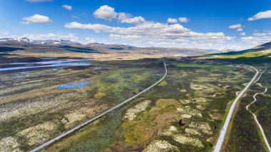 Norveç havadan görünümden dron göller ve yol ile