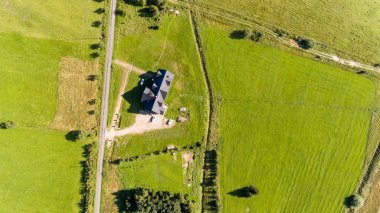 Ev, araba ve yol yaz manzara yukarıdan - dron Üstten Görünüm