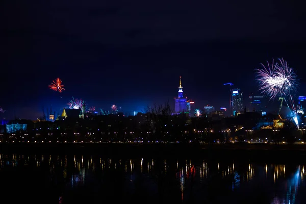 Exhibición Fuegos Artificiales Año Nuevo Varsovia Polonia Por Noche Vista — Foto de Stock