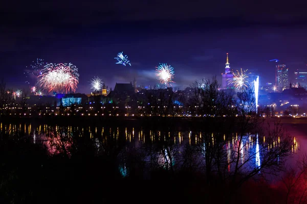 Новорічний Феєрверк Варшаві Польща Вночі Вид Річки Вісла Центру Міста — стокове фото