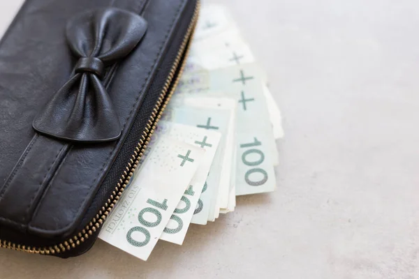 Reiche Mädchen Oder Frauen Polen Schwarze Geldbörse Voller Poliertem Geld — Stockfoto