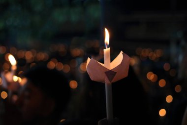 Mum alevi bokeh arka plan ile gece ışık. Soyut mumlar arka plan.