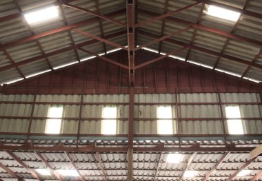 Ahşap kiremit üzerinden Tay Mimarlık evin içinde