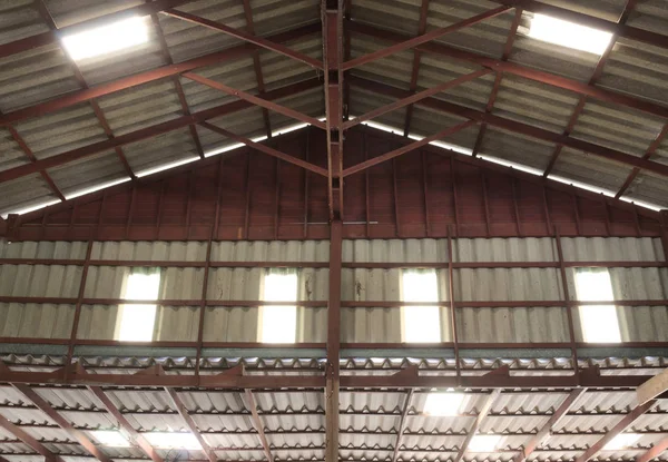 Ahşap kiremit üzerinden Tay Mimarlık evin içinde