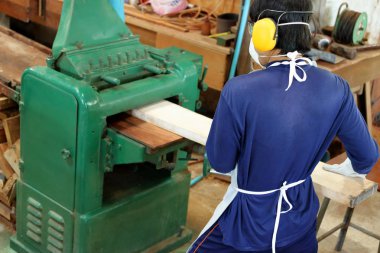 Üstten Görünüm, ahşap makine rende ile işçi çalışıyor. O fabrikada güvenlik ekipmanları giyiyor