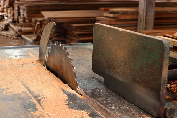 Tischkreissäge in der Werkstatt — Stockfoto