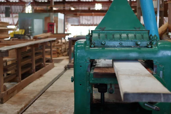 Cepillado de la máquina de madera en taller —  Fotos de Stock