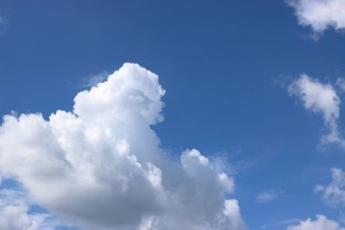 Güzel mavi gökyüzü ve arka plan ve doku için beyaz bulut