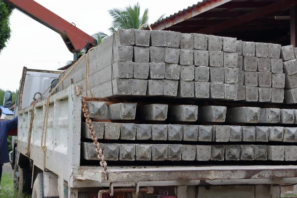 Tutup sisi tampilan tiang beton beban pada truk — Stok Foto