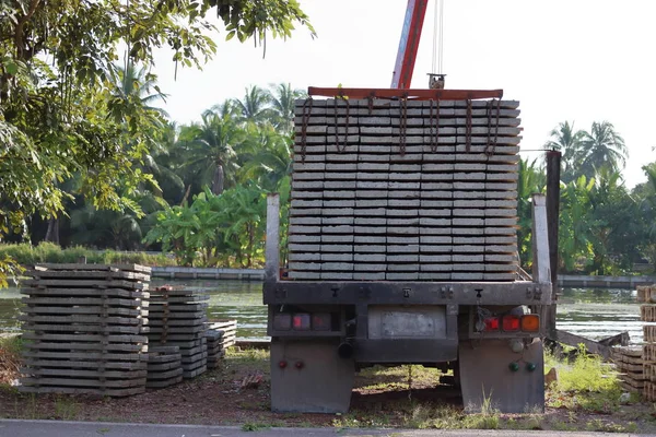 Tampilan belakang truk ketika memuat tumpukan beton bertekanan untuk konstruksi — Stok Foto