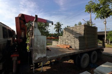 Öngerilmeli beton döşeme yığını İnşaat için kamyon yüklendi