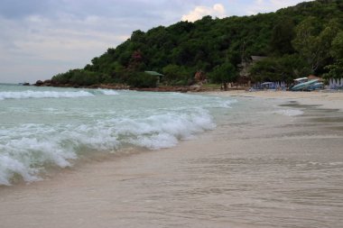 Güçlü bir fırtına öncesi güzel tropikal beyaz kum plaj