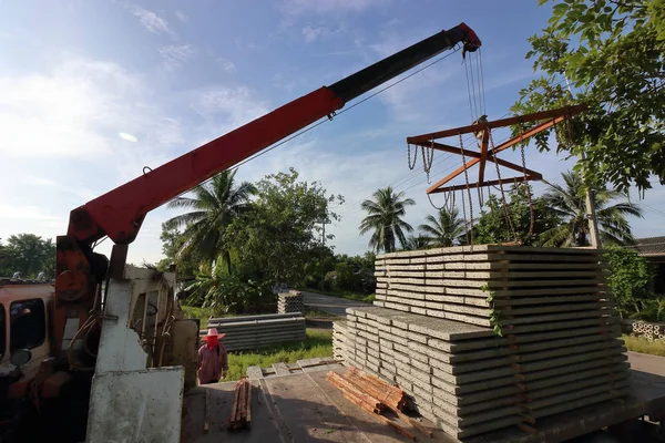 Tumpukan beton lempengan ditekan dimuat pada truk untuk konstruksi — Stok Foto