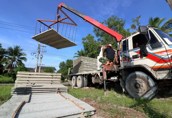 Controles de trabajo de la grúa elevadora para el transporte de losas de hormigón — Foto de Stock