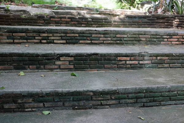 Vista de cerca de escaleras antiguas hasta buddha — Foto de Stock