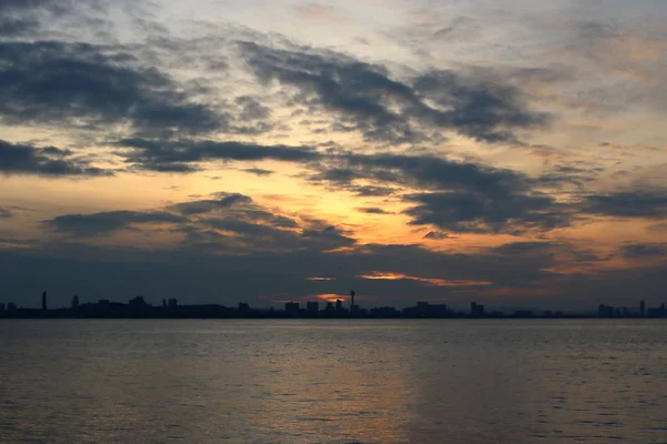 Güneş doğmadan önce deniz arka plan üzerinde güzel cityscape