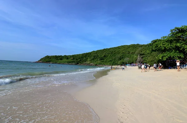 Mooi tropisch wit zand en golf op het strand — Stockfoto