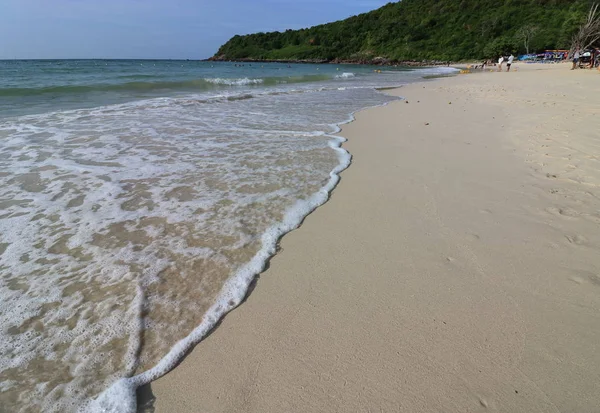 Hullám a tenger, a homokos strand háttér, a tengeri hab — Stock Fotó