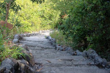 Tepeden aşağı taş merdivenler