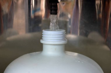 Dolumu plastik su şişesi bir satış makineden, sığ derinlik-in tarla