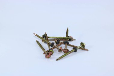 Matkap uçlu vidalar beyaz arka plan üzerinde izole fiber çimento çatı için bir yığın