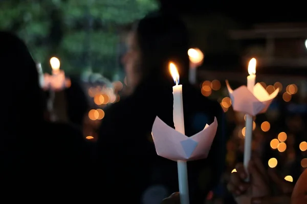 Plamen svíčky světlo v noci s pozadím bokeh. Malá hloubka ostrosti — Stock fotografie