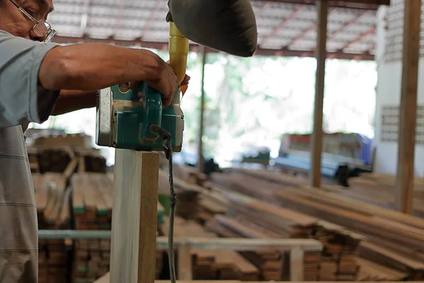 Marangoz marangozluk atölyede ahşap kurulunun dikey kemer sander kullanma