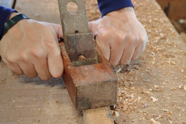 El ahşap el planya kullanarak bir tahta planya işçisi — Stok fotoğraf