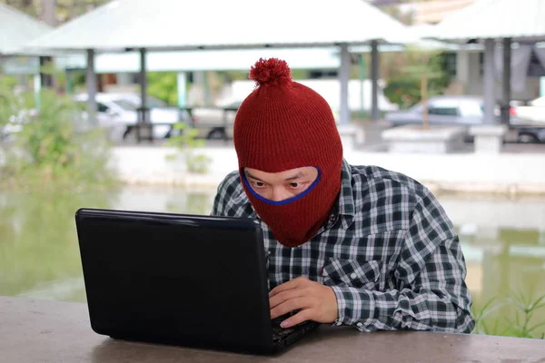 Hacker anônimo pirataria roubar dados com laptop . — Fotografia de Stock