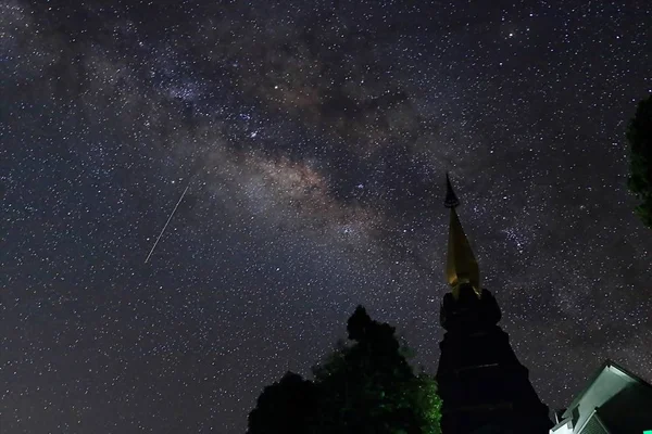 The milky way at Phramahathat Napamathanidol & Phramahathat Napaphol Bhumisiri Doi Inthanon, Chiang mai, Thailand — стоковое фото