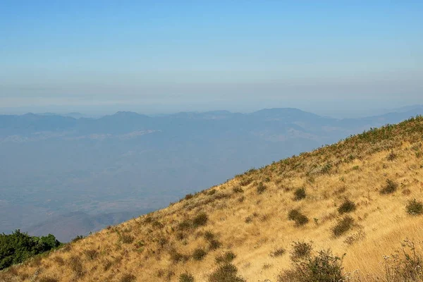 Güzel manzara Kew Mae Pan doğa iz Doi Inthanon Milli Park, Chaing Mai, Tayland