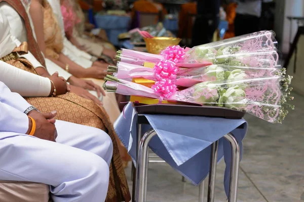 礼拝寺で机の上の白い蓮の花の花束 — ストック写真
