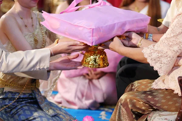 중국 결혼식 회 신부 및 신랑에 게 주는 선물에 노인. 선택적 포커스와 필드의 얕은 깊이. — 스톡 사진