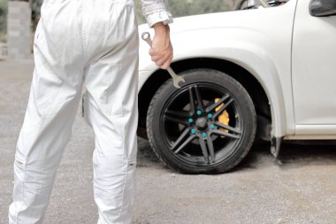 Tek tip holding anahtarı elinde araba motoru tamir için hazır emin otomotiv mekanik.