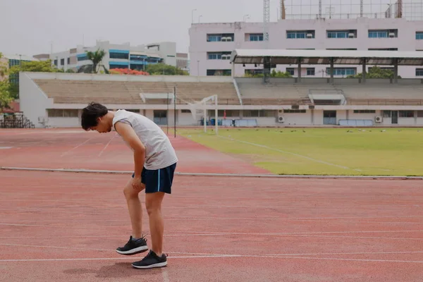 Yakışıklı genç Asyalı atlet adam parça stadyumda kaçak önce ısınma
